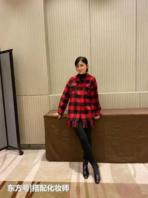 胡可现身,外穿小羊羔搭浅蓝色牛仔裤,穿一双粉色鞋颇有少女心!