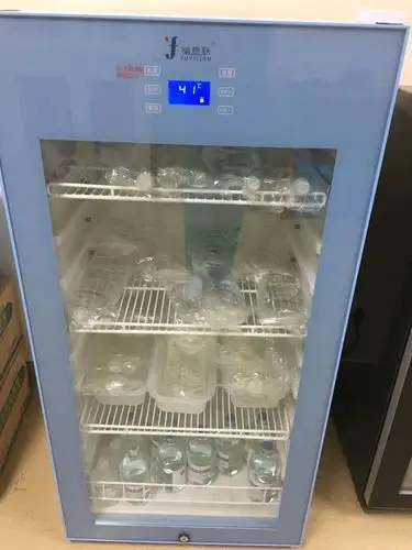 多个层架可加热液体的医用恒温箱