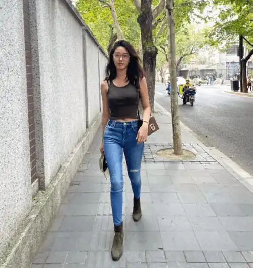 28岁杨采钰大街上拍照!穿高帮大皮鞋不怕热,笑起来一对酒窝吸睛