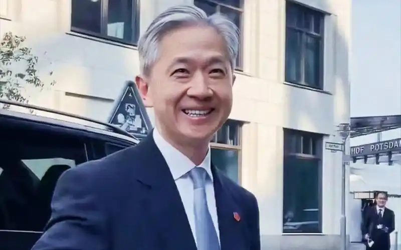 【汪文斌】只因一人,迷上了时事政治.