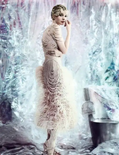 中,19岁的凯瑞饰演班奈特家的四女儿kitty,娃娃脸的脑门上微蜷的刘海