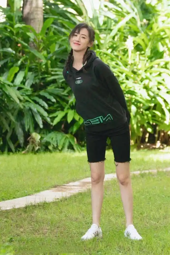 袁冰妍真是带货天才!继汉服之后,卫衣配骑行裤引领早秋时尚潮流