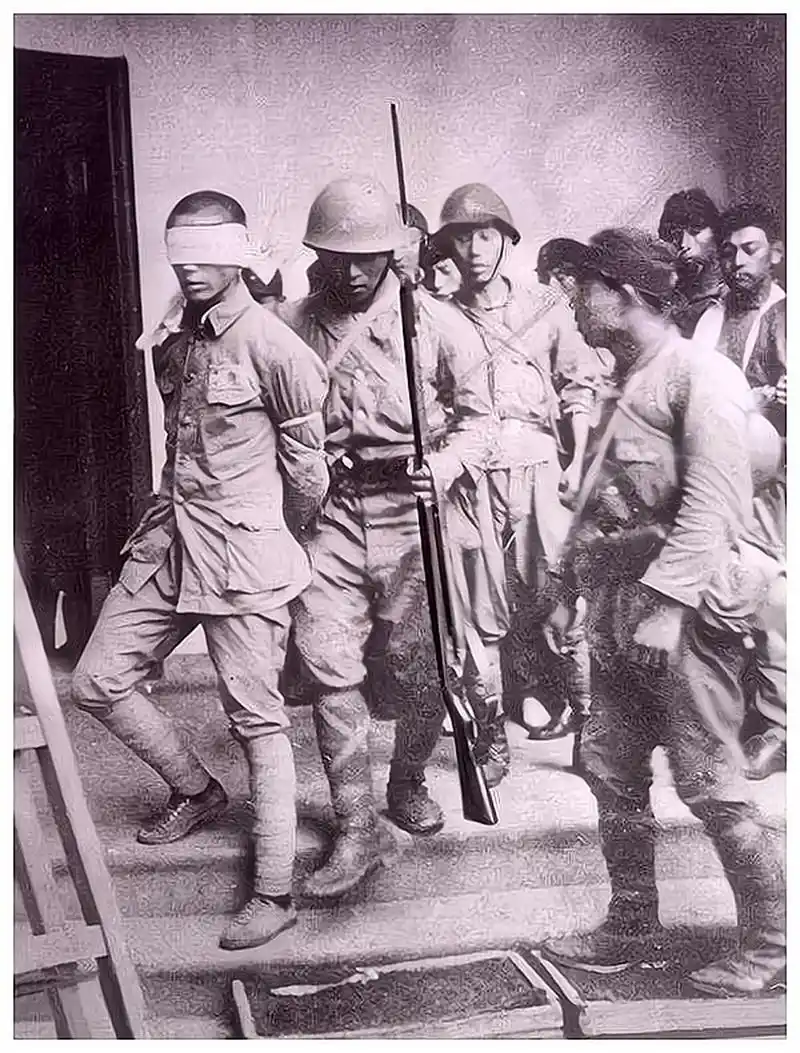 1938年,两名被日寇俘虏的国军士兵,画面中的两名士兵年轻很小,稚嫩的