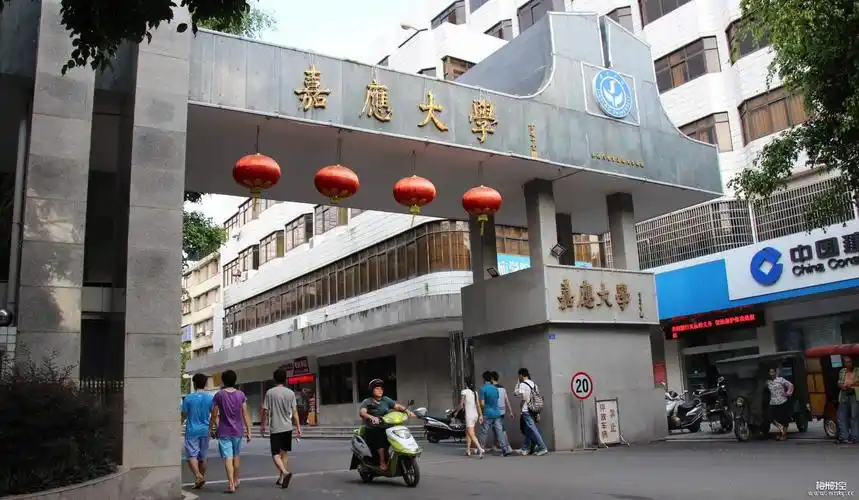 周末,在嘉应大学校园内部分景一拍