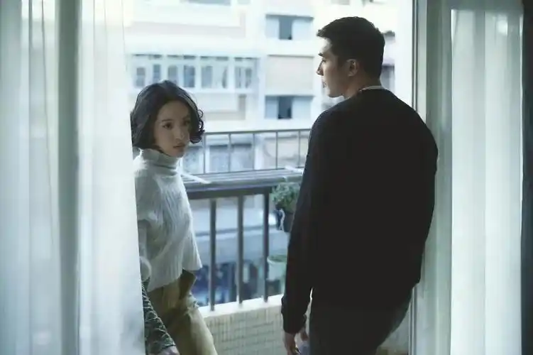 台剧《爱情合约》2004年,都还是演艺圈新人的林依晨,贺军翔,出演了