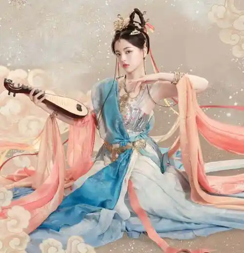 杨超越cos敦煌神女,与杨玉环极其相似,手拿琵琶,犹如天仙下凡