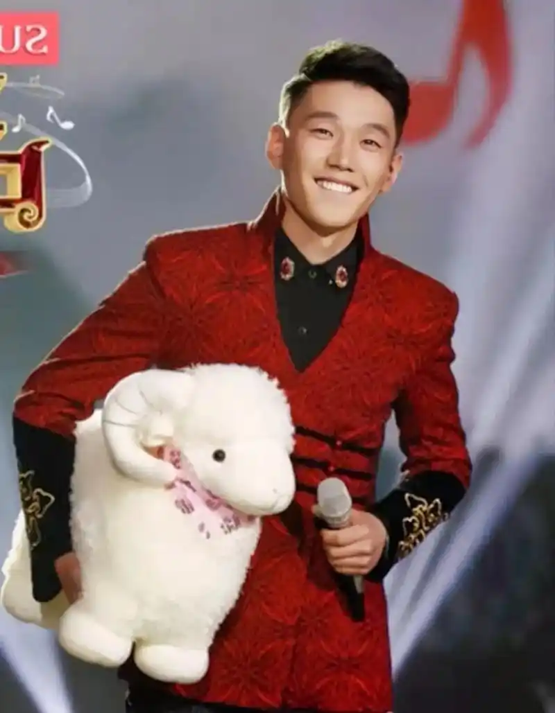 抖音图文来了 #傲日其愣#歌者傲日其愣 #天边 动听旋律  - 抖音