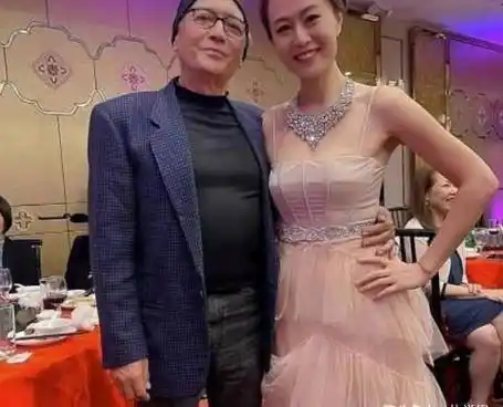 69岁尊龙近照曝光,参加朋友生日宴状态好,只是样貌身材大变样_生活