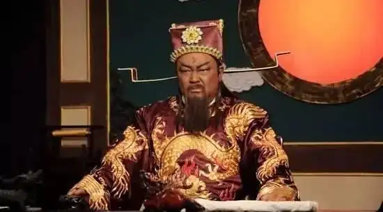 不是那种树叶的绿色,而是隐隐透着黑色,"青天"的那个颜色,比如"包青天