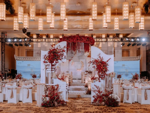 传统中式婚礼和现代流行的西式婚礼习惯,在流程,氛围和布置上都有革新