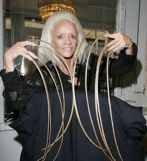 美国女子留7米指甲30年破吉尼斯纪录现为正常如厕忍痛剪掉