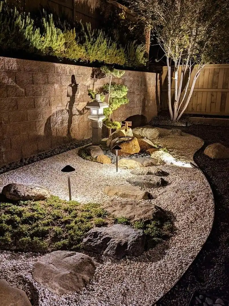 日式枯山水庭院夜景实拍图 中国园林讲究移步易景,利用借景,框景,漏景