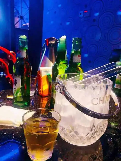 对于我这种破锣嗓子来说,来ktv不喝酒真是毫无意义  有的人扯着捎子