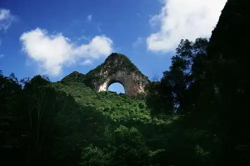 阳朔月亮山