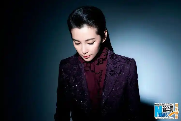 李冰冰叼烟斗秀修长美腿与蔡康永搞怪