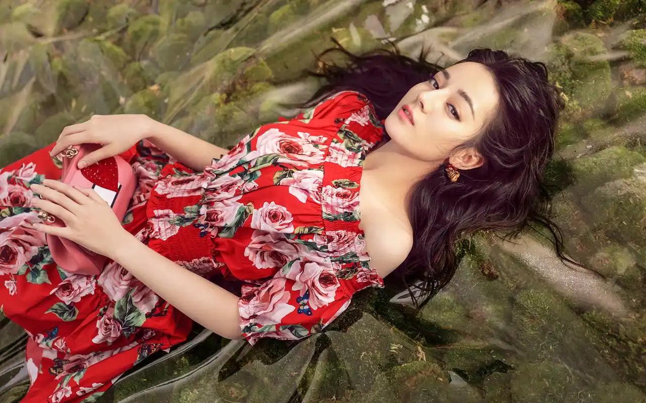 迪丽热巴封面时尚写真高清图片桌面壁纸