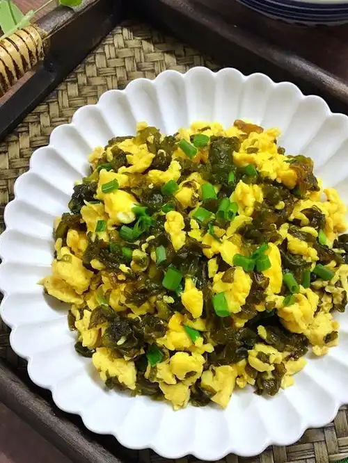 清明雨后有美味,48元一盘的地皮菜炒鸡蛋,3元就可以开吃.