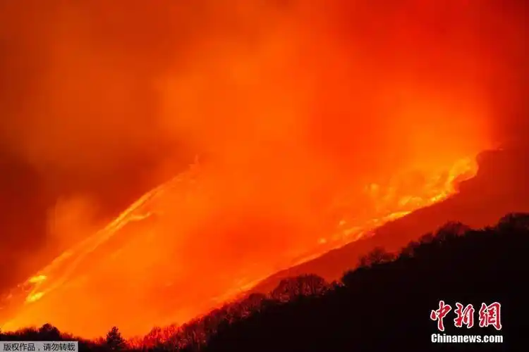 意大利埃特纳火山发生强烈喷发夜空变为一片火海