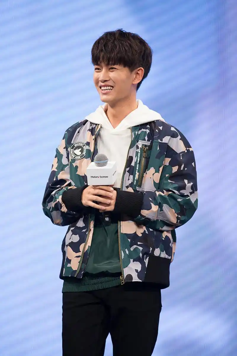 原来任嘉伦笑起来,这么可爱[嘻嘻]!像个孩子一样!