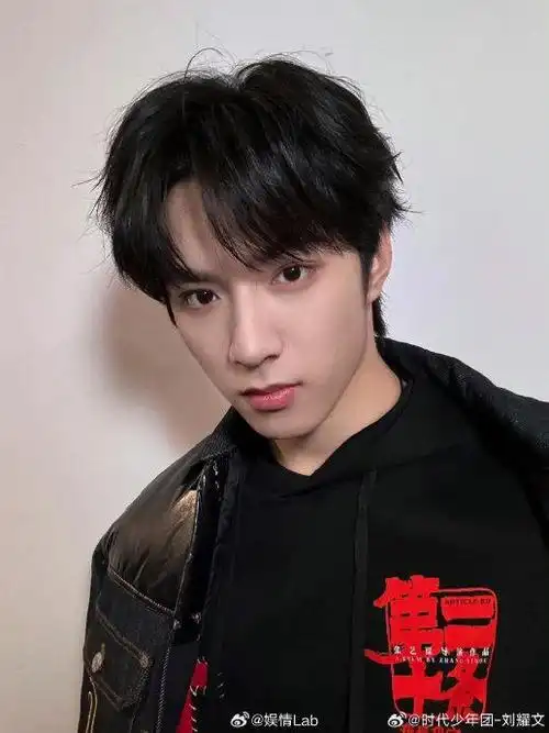 哦莫莫,@时代少年团-刘耀文 今日自拍已更新 这是要让我们仔细看什么