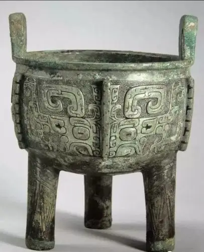 商代青铜饕餮纹三足鼎