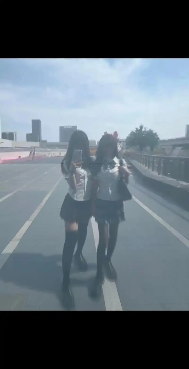 你的感觉 关我什么事#女高中生 #jk #腿长一米八 #合照 - 抖音