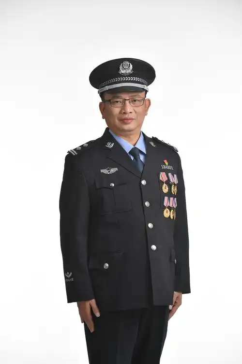 为佛山警察点赞"的短视频,几十秒内容刷爆了朋友圈,如同一股热流涌遍