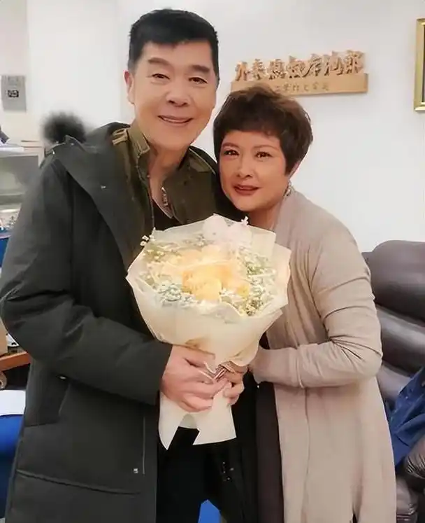 70岁苏志丹的全家福,38岁二婚娶了虎艳芬,女儿苏秋妍已远嫁他乡