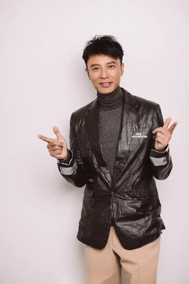 李克勤受邀出席第34届大众电影百花奖颁奖典礼暨第27届中国金鸡百花