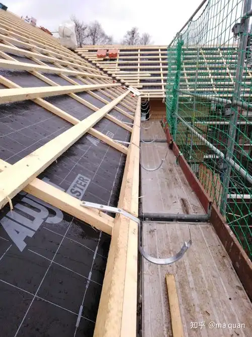 三岁的时候,我家里的瓦房漏雨严重,外边下大雨屋内下小雨.