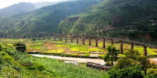 雄伟壮覌的龙骨甸大桥三十八个桥墩,支撑着南来北往的列车,似彩虹般在