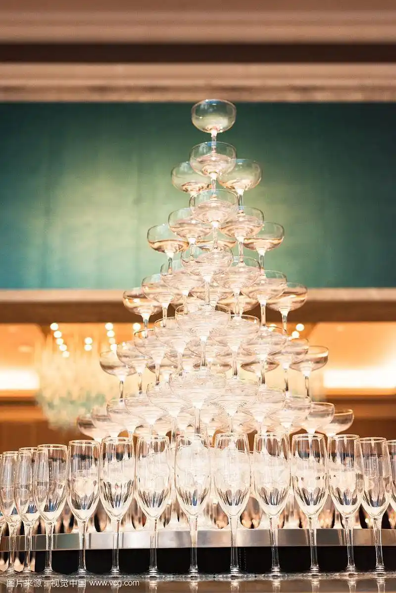 星级酒店大型豪华酒会的香槟塔和香槟杯