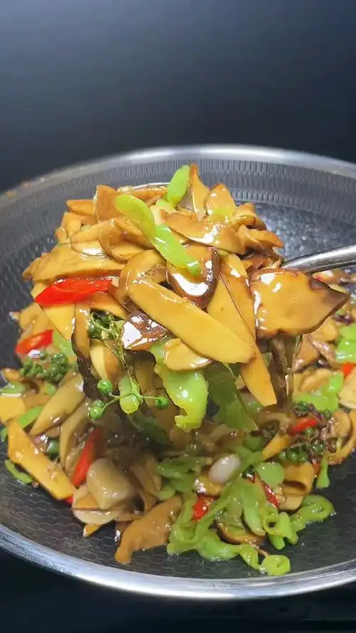 镜头里的秋天#红伞伞白杆杆,菌子很美味但是一定要炒熟.