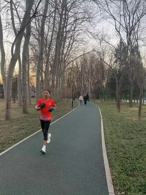 调查:要么挨冻要么负重,公园跑步您把外套都放哪儿?