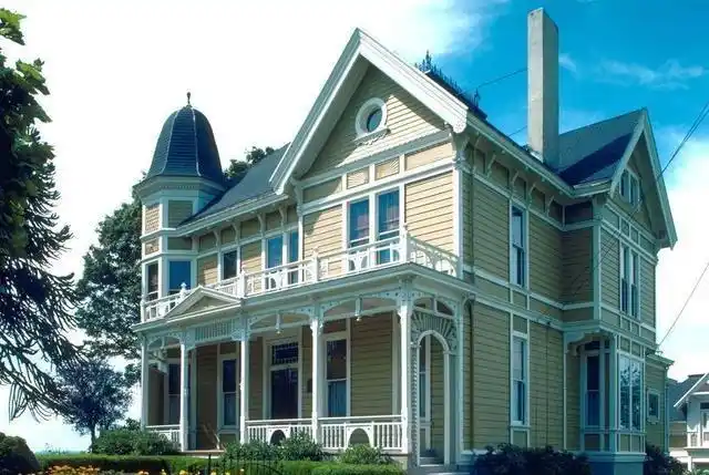 如是旧楼,从表面就可知此楼宇之吉凶,风水好的楼宇,其外墙有光泽露出