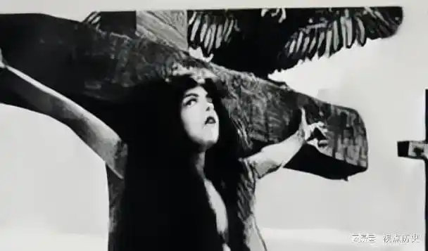 这群美丽的亚美尼亚女孩并被残忍地钉在高高的十字架上