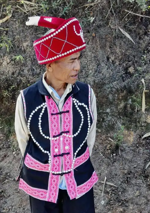 景迈茶山深处的佤族寨子