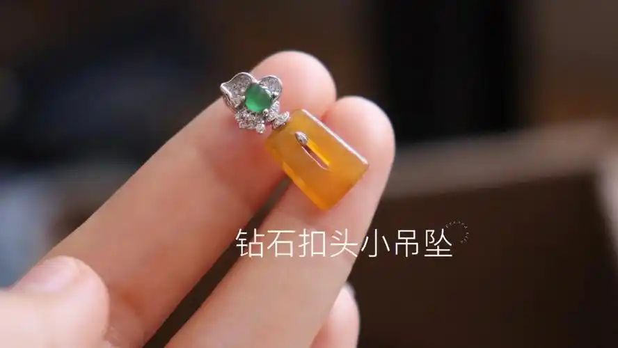 18k金镶嵌翡翠方扣小吊坠