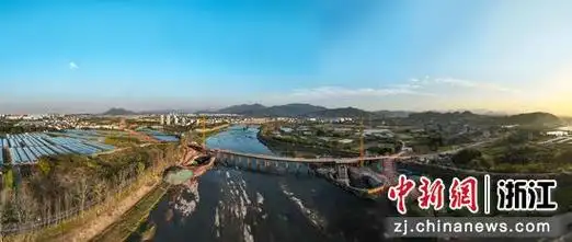浙江交通集团甬金衢上金华城区段武义江特大桥施工现场.