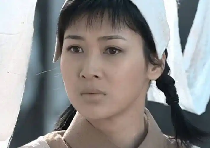 新老《亮剑》李云龙的妻子田雨对比,一个白衣天使,一个肤白貌美_经典_