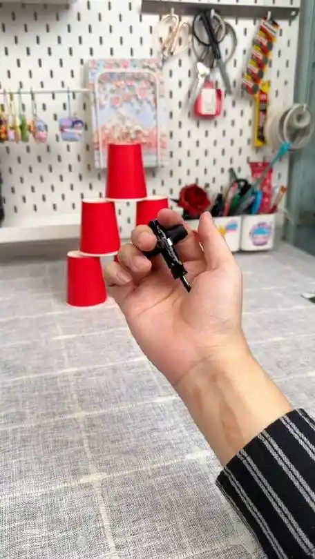 是谁发明的中性笔发射器?太好玩了# 学习用品 #.秒懂创意的微博视频