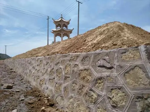 十八勇士陵园建设中,图为石砌护坡现场.