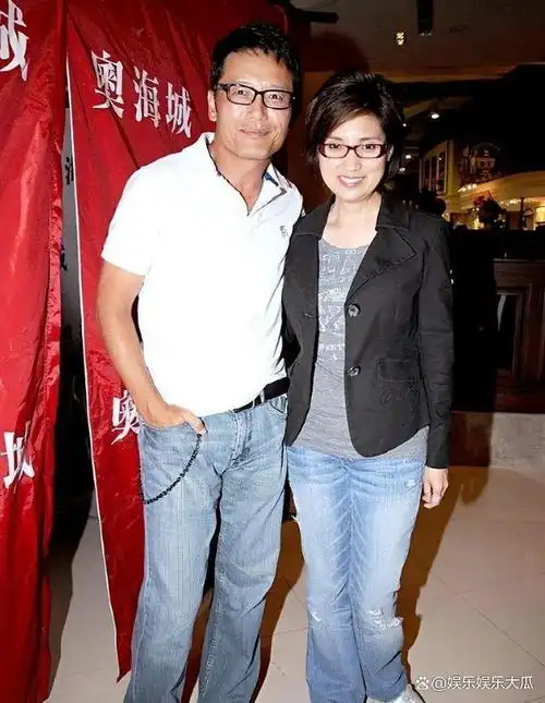 近日,苗侨伟和戚美珍的一组照片在网络上曝光,引发了众多网友的关注和