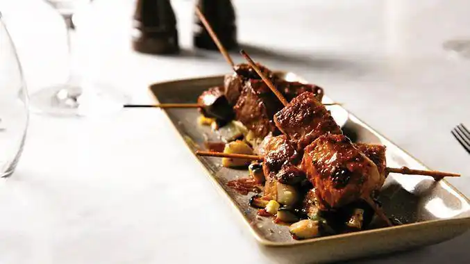 高大上一点的,就是石板烤羊驼肉或者是酱爆羊驼肉,自用宴请两相宜