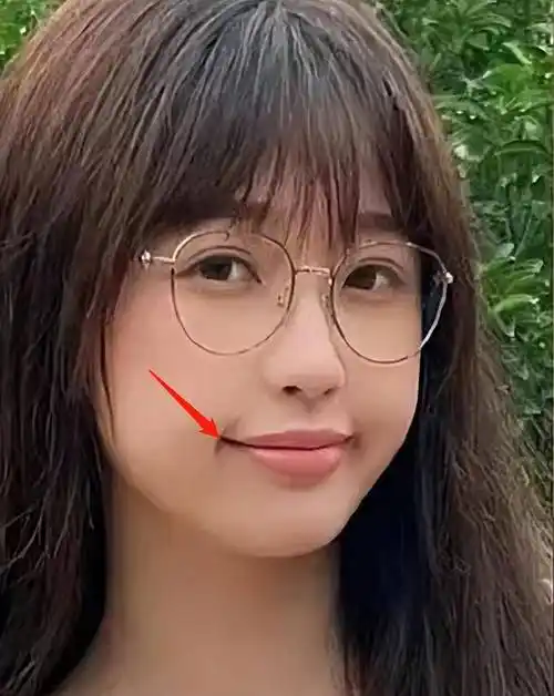 虞书欣素颜撞脸于正,于正回应我的荣幸,撞脸牙刷让人想不到_网友_照片