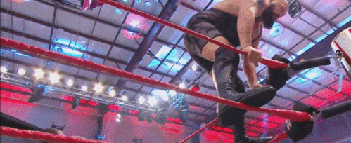 最后,兰迪·奥顿(randy orton)两个rko直接结束比赛,比赛结束后又补了