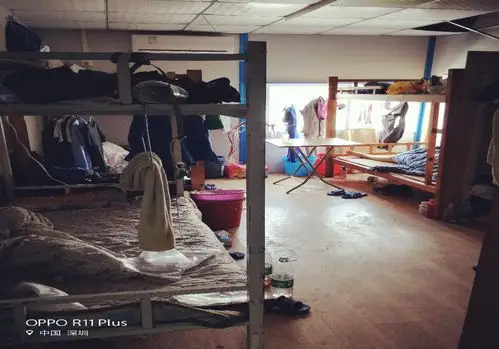 i206地连墙宿舍混乱不堪,屋内物品杂乱差.