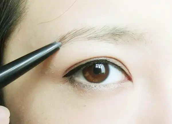 眼尾有一点上挑~女王的气势能出来一点