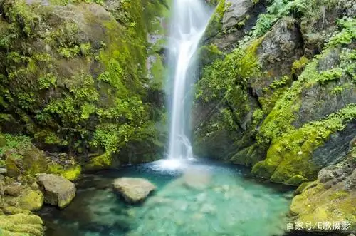 雨后的山涧里有清澈的泉水倾泻而下,旁边傍着陡壁,悬崖,大有飞流直下