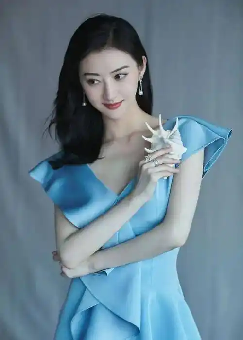 原创甜美女神景甜摄人心魂的美貌与独特气质让人难以抗拒